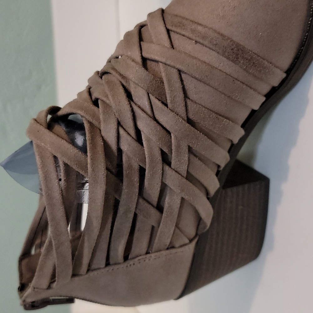 Fergalicious "Bandana" Ankle Bootie Size 6 1/2 - Picture 3 of 5